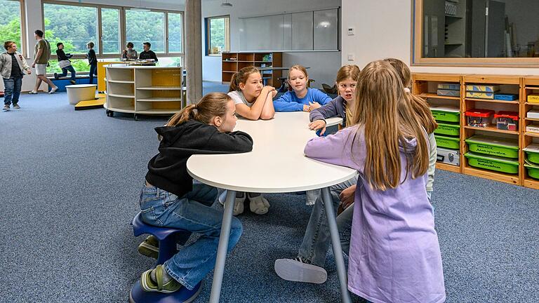 Die Flure im ersten und zweiten Stock sind als sogenannte 'Marktplätze' für individuelles Lernen als Erweiterung der angrenzenden Klassenzimmer nutzbar.&nbsp;