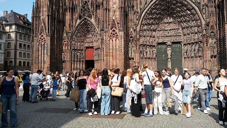 Realschülerinnen der St.-Ursula-Schule und Touristen vor dem Straßburger Münster.