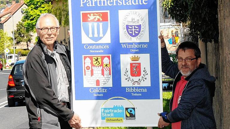 Gut vorbereitet: Grafiker Konrad Grimm und Dieter Fuß vom städtischen Bauhof mit einem der neuen Tafeln, die an den Stadteingängen auf die nunmehr vier Ochsenfurter Partnerstädte hinweisen.