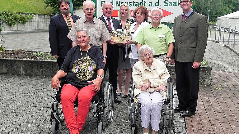 15 Jahre Haus Casa Reha &bdquo;Am Kurpark&rdquo; in Bad Neuhaus: Im Bild (vorne, von links) Heimbeirat Dieter Vogt mit Rudolf Landvoigt, Irmgard Friese mit Fördervereinsvorsitzendem Hans-Jürgen Friese, (hinten, von links) Stadtrat Gerald Pittner, Geschäftsführer Martin Strobl, stellvertretende Pflegedienstleiterin Christiane Niedermeyer, Heimleiterin Sonja Schürmann stellvertretender Landrat Peter Suckfüll.