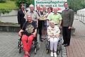 15 Jahre Haus Casa Reha &bdquo;Am Kurpark&rdquo; in Bad Neuhaus: Im Bild (vorne, von links) Heimbeirat Dieter Vogt mit Rudolf Landvoigt, Irmgard Friese mit Fördervereinsvorsitzendem Hans-Jürgen Friese, (hinten, von links) Stadtrat Gerald Pittner, Geschäftsführer Martin Strobl, stellvertretende Pflegedienstleiterin Christiane Niedermeyer, Heimleiterin Sonja Schürmann stellvertretender Landrat Peter Suckfüll.