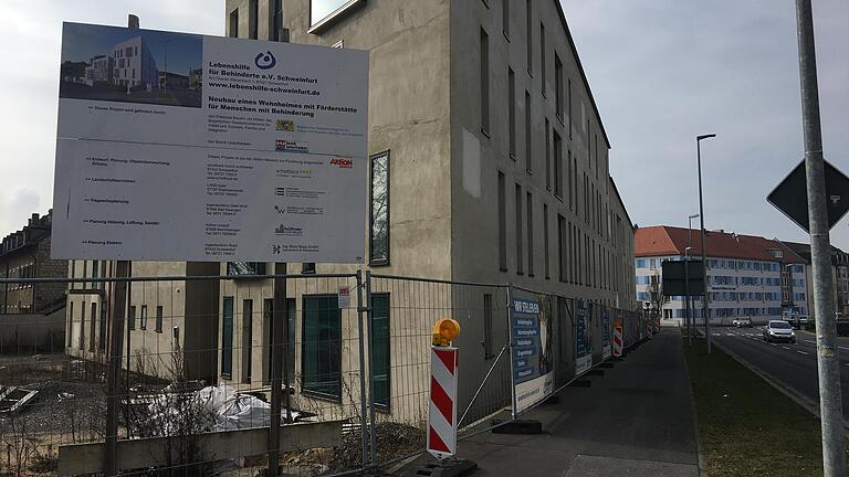 Das Wohnheim der Lebenshilfe Schweinfurt an der Niederwerrner Straße wird im Herbst bezogen. Wegen eines Streits über Baumängel mit der Firma, die für die Außendämmung zuständig war, verzögerte sich die Fertigstellung um eineinhalb Jahre.