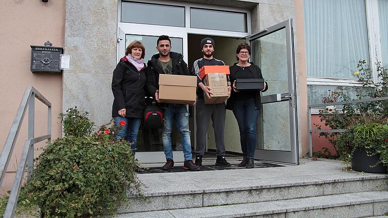 Nur wenige Habseligkeiten haben sich bei Omar Baraczani und Zaenelabin Abou Mraisch während ihrer Unterbringung in der nun geschlossenen dezentralen Unterkunft in Greußenheim angesammelt. Die Bewohner wurden von der 'guten Seele' der Einrichtung Rita Sawenko (links) und Bürgermeisterin Karin Kuhn (rechts) verabschiedet.