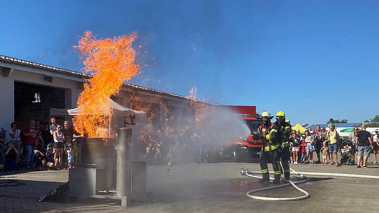 Die Feuerwehr Gerolzhofen veranstaltete am Sonntag zusammen mit dem THW einen Blaulichttag. Kurze Schauübungen zeigten Einsatzszenarien, wie hier das Löschen eines Gasflaschenbrands.