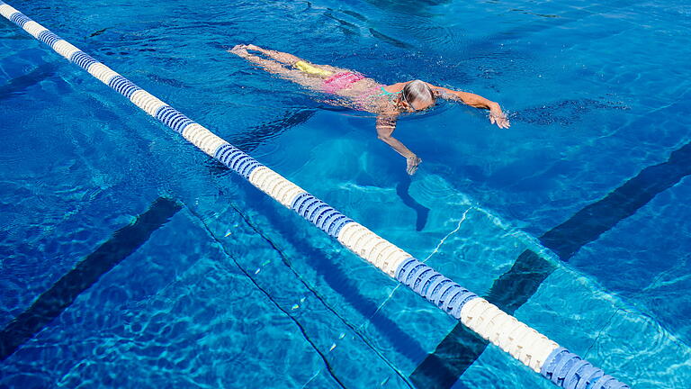 Freibad Baden-Württemberg.jpeg       -  Unter anderem am Betrieb von Schwimmbädern könnten die Gemeinden in Bayern bald sparen müssen.