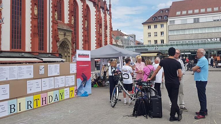 Die Gruppe 'Omas gegen Rechts' veranstaltete anlässlich des 75. Geburtstages des Grundgesetzes einen Aktionstag auf dem Unteren Markt in Würzburg.