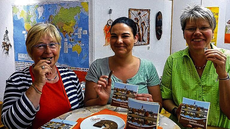 Die neue Marktheidenfelder Stadtschokolade ist da: Fotografin Constanze Kippenberg, Nicole Jeßberger von der Touristinfo und Christina Schlembach vom Weltladen (von links) stellten sie der Öffentlichkeit vor.