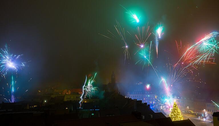 Silvesterfeuerwerk über dem Himmel von Schweinfurt.&nbsp;