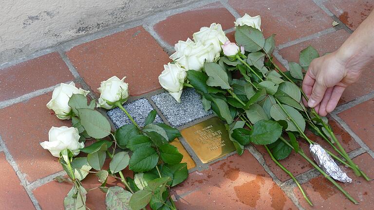 Weiße Rosen für Justus und Gretel Saalheimer, niedergelegt an ihren Stolpersteinen.