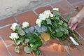 Weiße Rosen für Justus und Gretel Saalheimer, niedergelegt an ihren Stolpersteinen.