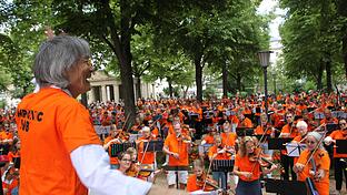 2023 dirigierte der Weltstar Kent Nagano die 600 Teilnehmer im Bad Kissinger Kurgarten.       -  2023 dirigierte der Weltstar Kent Nagano die 600 Teilnehmer im Bad Kissinger Kurgarten.