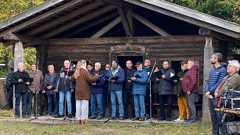 Der Männerchor Sängerhort Wenighösbach unter der Leitung von Yvi Szoncsò umrahmte die Gedenkfeier mit ergreifenden Melodien.