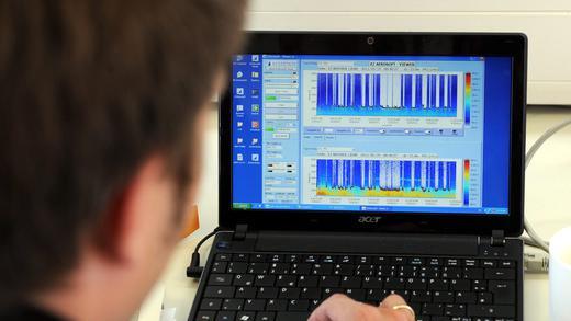 Zu den größten Stromfressern im Hauhalt gehören Computer. Die modernen Geräte leisten viel, verbrauchen aber Unmengen an Strom. Mit kleinen Tricks  und 
wenig Aufwand kann man im Alltag den Stromverbrauch und damit den CO2-Ausstoß minimieren: