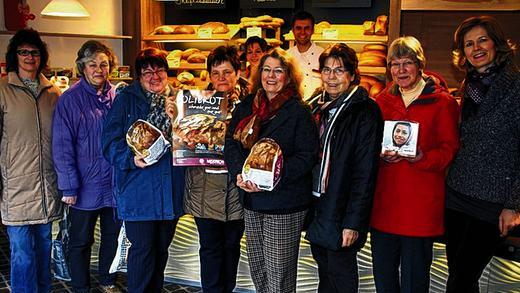 Solibrot-Aktion gestartet - (dch) Der Katholische Deutsche Frauenbund unterstützt und fördert das Projekt „Solibrot“, eine Aktion zur Hilfe in dem Kampf ums Überleben von in Not leidenden Menschen in Afrika, Asien und Nordamerika. Auch die Thüngersheimer und Veitshöchheimer Gruppe des Frauenbundes will an dieser Aktion teilnehmen und hat mit der Landbäckerei Weber beschlossen, ein spezielles Solibrot anzubieten. Das Brot wird im Thüngersheimer Hauptgeschäft und in der Veitshöchheimer Filiale mit einem Preisaufschlag von 0,50 Euro angeboten. Der Erlös geht an Misereor, die sich um rund 4500 Projekte kümmern. Der Solibrot-Verkauf hat begonnen und endet an Ostern. Der Erlös der örtlichen Aktion kommt dem Projekt „Waldgärten“, Hilfe für ein geschundenes Land auf Haiti, zu Gute. Im Bild: Den Startschuss für das Projekt „Solibrot“ gaben die Verantwortlichen des Frauenbundes Thüngersheim/Veitshöchheim (von links): Gerlinde Gerhard, Hermine Appel, Margit Wolf, Gudrun Geißler, Erika Blumhardt, Elsbeth Hirn, Barbara Schleifenbaum und Maria Breitenbach (im Hintergrund: Bäcker-Ehepaar Anja und Frank Weber). Solibrot-Aktion gestartet - (dch) Der Katholische Deutsche Frauenbund unterstützt und fördert das Projekt „Solibrot“, eine Aktion zur Hilfe in dem Kampf ums Überleben von in Not leidenden Menschen in Afrika, Asien und Nordamerika. Auch die Thüngersheimer und Veitshöchheimer Gruppe des Frauenbundes will an dieser Aktion teilnehmen und hat mit der Landbäckerei Weber beschlossen, ein spezielles Solibrot anzubieten. Das Brot wird im Thüngersheimer Hauptgeschäft und in der Veitshöchheimer Filiale mit einem Preisaufschlag von 0,50 Euro angeboten. Der Erlös geht an Misereor, die sich um rund 4500 Projekte kümmern. Der Solibrot-Verkauf hat begonnen und endet an Ostern. Der Erlös der örtlichen Aktion kommt dem Projekt „Waldgärten“, Hilfe für ein geschundenes Land auf Haiti, zu Gute. Im Bild: Den Startschuss für das Projekt „Solibrot“ gaben die Verantwortlichen des Frauenbundes Thüngersheim/Veitshöchheim (von links): Gerlinde Gerhard, Hermine Appel, Margit Wolf, Gudrun Geißler, Erika Blumhardt, Elsbeth Hirn, Barbara Schleifenbaum und Maria Breitenbach (im Hintergrund: Bäcker-Ehepaar Anja und Frank Weber).