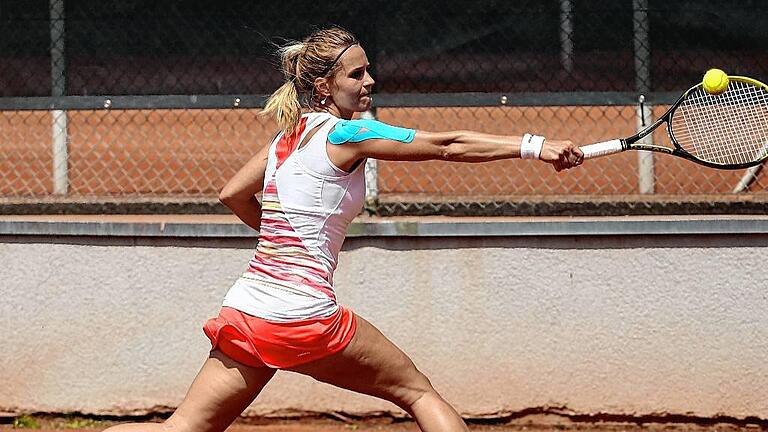 Lena Hofmann TC Gruen Weiss Luitpoldpark TEC Waldau vs TC Gruen Weiss Luitpoldpark 2 Bundesliga - Juni 2015: Lena-Marie Hofmann bei einem Zweitligaspiel des TC Luitpoldpark München, deutlich gehandicapt an der rechten Schulter. Lena Hofmann TC Gruen Weiss Luitpoldpark TEC Waldau vs TC Gruen Weiss Luitpoldpark 2 Bundesliga - Juni 2015: Lena-Marie Hofmann bei einem Zweitligaspiel des TC Luitpoldpark München, deutlich gehandicapt an der rechten Schulter.