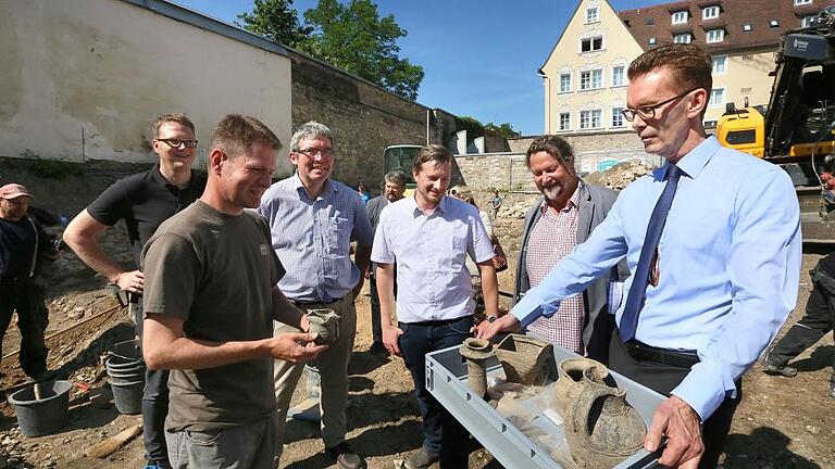 Erstaunliche Funde aus dem 13. Jahrhundert bei den Grabungen im Franziskaner-Kloster: Komplett erhaltene Gebrauchsgegenstände schauen sich (von links) Steffen Rothenhöfer, Frank Feuerhahn, Matthias Merkl, Dieter Heyse und Christoph Unckell an.