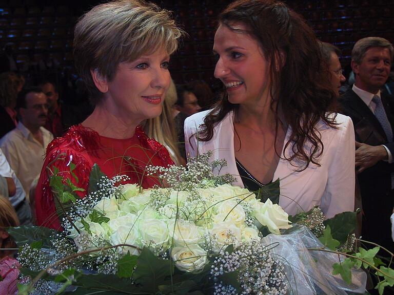 Daniela Merk mit Carolin Reiber beim Internationalen Grand Prix der Volksmusik 2002 in Meran. Daniela Merk mit Carolin Reiber beim Internationalen Grand Prix der Volksmusik 2002 in Meran.
