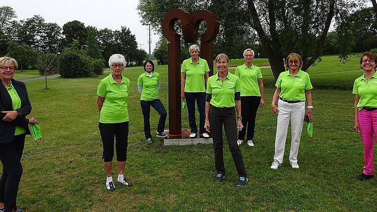 Die &bdquo;mit Abstand&ldquo; erfolgreichsten Golferinnen des Turniers. Von links: Claudia Weigand, Berta Schmidt, Christine Köth, Andrea Wehner, Heidi Gabold, Anja Roth, Elfriede Nolte und Gertrud Peter.