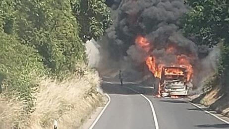 Dieser Bus ging am Donnerstag auf der B 287, kurz nach Bad Kissingen, in Flammen auf. Dieser Bus ging am Donnerstag auf der B 287, kurz nach Bad Kissingen, in Flammen auf.