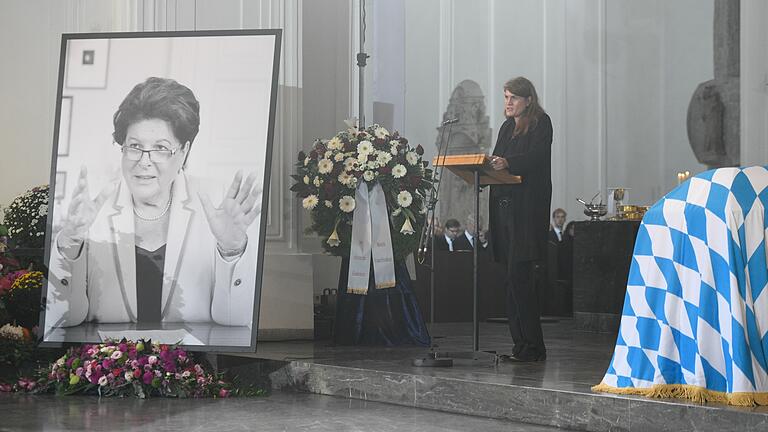 Claudia Stamm, Barbara Stamms ältestes Kind, hielt im Würzburger Dom eine bewegende Trauerrede.