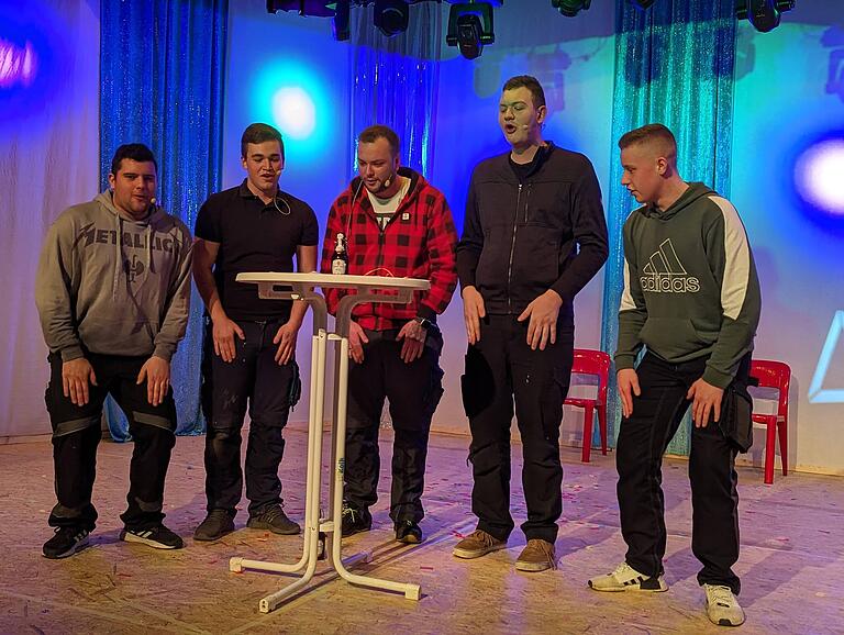 Unvergessen: Niklas Sandmann (von links), Oliver Söder, Denny Fröhlich, Hannes Kaufmann und Nico Breunig wagten in Sangesform einen Rückblick über den Klau des Unterelsbacher Maibaums 2022.