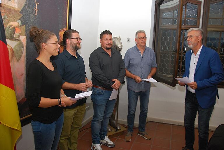 Bürgermeister Bernhard Weidner vereidigte die vier Neuen in der Sitzung: Franziska Zauter (von links), Andre Schömig, Thomas Kordmann und Bernhard Krückel.