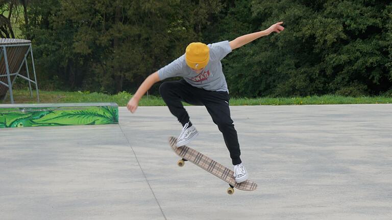 Ty Roth (15) aus Schlüchtern hat Skateboarden nur ein paar mal ausprobiert. Mithilfe der Skatelehrer gelang ihm nach ein paar Mal üben der erste Trick, ein Ollie. Ty Roth (15) aus Schlüchtern hat Skateboarden nur ein paar mal ausprobiert. Mithilfe der Skatelehrer gelang ihm nach ein paar Mal üben der erste Trick, ein Ollie.