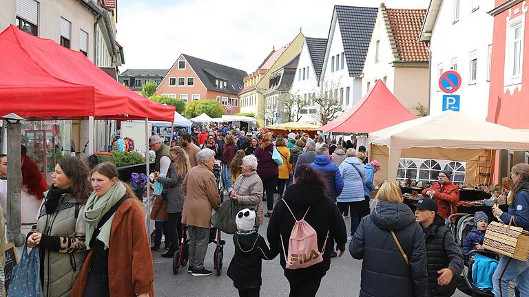 Mehrere tausend Besucher bevölkerten die Straßen am Sonntag in der Gerolzhöfer Altstadt beim Herbstfest und verkaufsoffenen Sonntag.