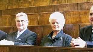 Kurt Eckernkamp (zweiter von links) erhielt die Ehrensenatorenwürde der Fachhochschule. Seine Frau Nina Eckernkamp-Vogel und er richten mit der Vogel-Stiftung eine Stiftungsprofessur an der FH ein. Neuer Professor ist Dr. Lutz Frühbrodt (rechts). Die Ehrensenatorenwürde verlieh der Präsident der FH, Professor Dr. Heribert Weber (links).