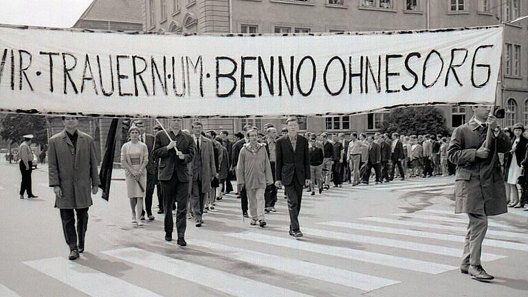 Nach den tödlichen Schüssen auf Student Benno Ohnesorg in Berlin schlossen sich am 7.Juni 1967 rund 500 Teilnehmer einem Schweigemarsch in Würzburg an.