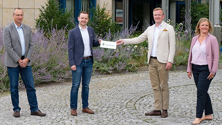 Neue Partner begrüßt (von links): Volker Sauer und Dominik Landeck, Geschäftsführer des KWM, Silvio Rahr, Geschäftsführer des Netzwerks 'Wir für Gesundheit' sowie Mandy Leonhardt-Meyer, Regionalleiterin Süd.