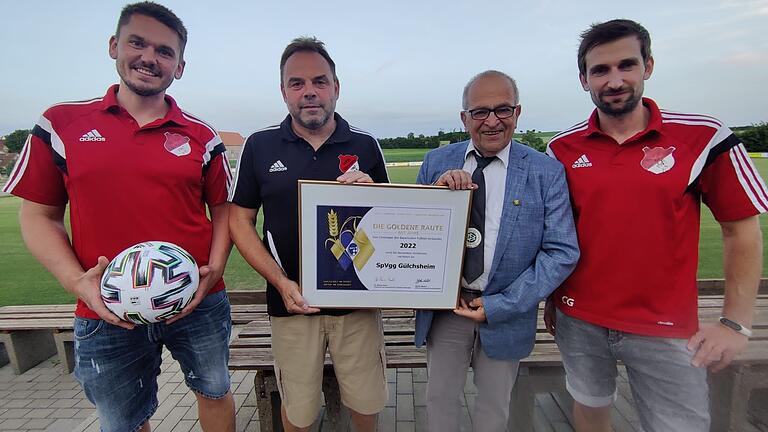 Auf dem Foto (von links): Uwe Hirsch (2.Vorstand), Klaus Rock (Vereinsehrenamtsbeauftragter), Ludwig Bauer (DFB-Kreisehrenamtsbeauftragter) und Christian Gebhardt (1.Vorstand).