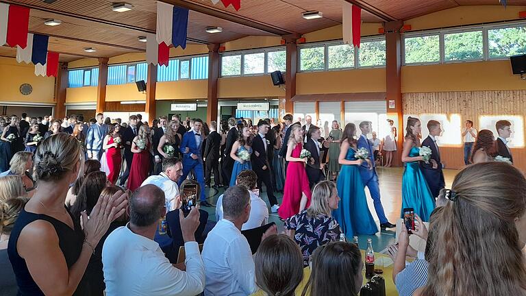 Die Tänzerinnen und Tänzer beim Einzug in die Spessarthalle. Die Tänzerinnen und Tänzer beim Einzug in die Spessarthalle.
