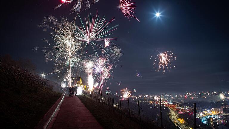 Von den Weinbergen an der Steinburg bot sich ein besonders guter Blick auf das Silvesterfeuerwerk über Würzburg.