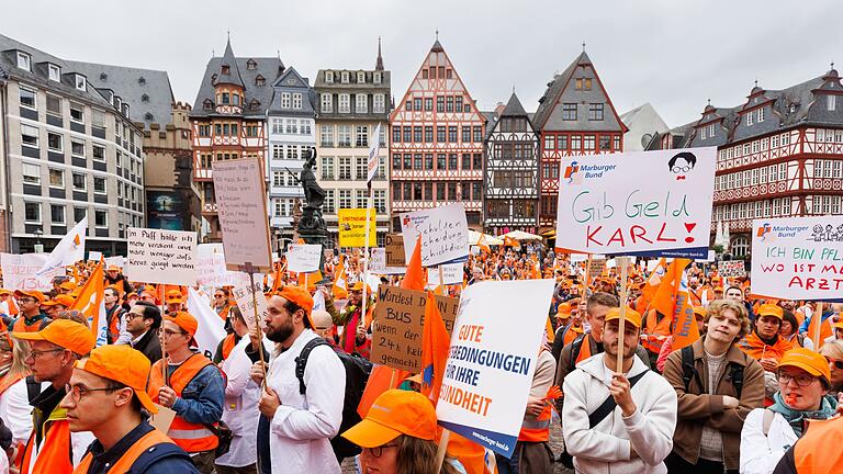 Warnstreik von Ärztinnen und Ärzte       -  Tausende Ärztinnen und Ärzte demonstrieren auf dem Römerberg.