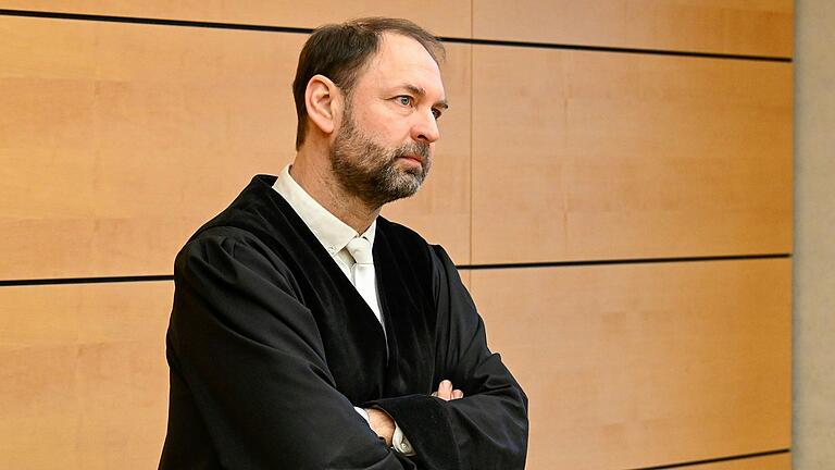 Falsches Alibi? Oberstaatsanwalt Thorsten Seebach hatte stark auf die Schwester des Angeklagten gesetzt. Doch im Prozess am Landgericht Würzburg verweigerte sie ihre Aussage. Falsches Alibi? Oberstaatsanwalt Thorsten Seebach hatte stark auf die Schwester des Angeklagten gesetzt. Doch im Prozess am Landgericht Würzburg verweigerte sie ihre Aussage. 