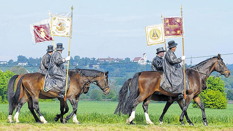 Größte Reiterprozession Europas lockte 30 000 Gläubige an       -  (lsw) Rund 30 000 Pilger und Zuschauer haben am Freitag im oberschwäbischen Weingarten die Straßen bei der größten Reiterprozession Europas gesäumt. Pünktlich um sieben Uhr starteten die Wallfahrer ihren zehn Kilometer langen &bdquo;Blutritt&ldquo; durch die festlich geschmückten Straßen und angrenzenden Felder. 2603 Pferde hätten an der Prozession teilgenommen, sagte ein Sprecher der Stadt. Und das Wetter meinte es gut mit ihnen: Nach drohenden Regenwolken in der Frühe kam im Laufe des Vormittags die Sonne heraus. Ehrengast war in diesem Jahr Ministerpräsident Winfried Kretschmann (Grüne). Es sei ihm eine Ehre und als Christ eine Freude, an dem Traditionsfest teilnehmen zu können, sagte Kretschmann, der die Prozession vom Balkon des Rathauses aus verfolgte. &bdquo;Nur wenn wir unsere Wurzen pflegen, können wir getrost in die Zukunft blicken.&ldquo; Unter den Prozessionsreitern war auch Landtagspräsident Guido Wolf (CDU). Der 50-Jährige ist gebürtiger Weingartener und nahm zum 36. Mal an dem traditionellen Ritt teil. Der sogenannte Blutfreitag wird alljährlich am Tag nach Christi Himmelfahrt zu Ehren der Heilig-Blut-Reliquie gefeiert. Sie wird in der Weingartener Basilika aufbewahrt und enthält der Legende nach mit Erde vermischtes Blut von der Kreuzigung Christi. Die Wurzeln der Heilig-Blut-Verehrung reichen bis ins 11. Jahrhundert zurück. Viele Reiter nehmen bereits seit jungen Jahren an dem Blutritt teil - auch in diesem Jahr waren zahlreiche Kinder mit Ponys zu sehen. Nach rund vier Stunden Prozession wurde die Reliquie im Klosterhof der Basilika Weingarten übergeben. Die Feierlichkeiten enden traditionell mit einem Pontifikalamt, das in diesem Jahr vom emeritierten Bischof Elmar Fischer aus dem österreichischen Feldkirch geleitet wurde.