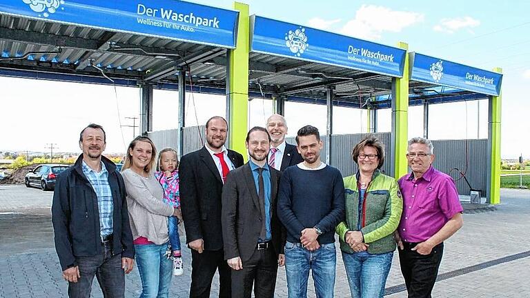 Bei der Eröffnung des neuen „Waschpark“ am Mittwochnachmittag an der neu erschlossenen Mönchstockheimer Straße: (von links) Jürgen Kneißl vom Stadtbauamt, Stadträtin Susanne Wilfling, Stadtrat Lukas Bräuer, Bürgermeister Thorsten Wozniak, 2. Bürgermeister Erich Servatius, Inhaber Christian Nieschlag, Elisabeth Orth (gerolzhofenAKTIV) und Stadtrat Heinz Lorz. Bei der Eröffnung des neuen „Waschpark“ am Mittwochnachmittag an der neu erschlossenen Mönchstockheimer Straße: (von links) Jürgen Kneißl vom Stadtbauamt, Stadträtin Susanne Wilfling, Stadtrat Lukas Bräuer, Bürgermeister Thorsten Wozniak, 2. Bürgermeister Erich Servatius, Inhaber Christian Nieschlag, Elisabeth Orth (gerolzhofenAKTIV) und Stadtrat Heinz Lorz.