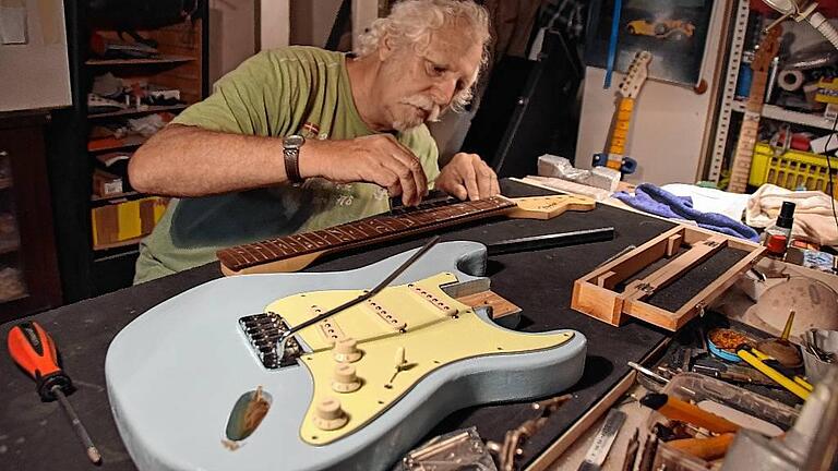 Wo Genauigkeit und Fingerfertigkeit gefragt sind: Johannes &bdquo;Hennes&ldquo; Gebauer in seiner Steinbacher Werkstatt bei der Arbeit an einer seiner Gitarren.