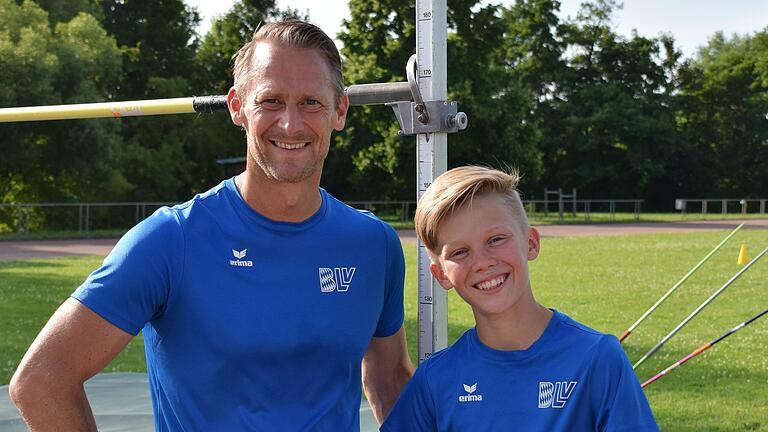 Lars Hauk (links, SV-DJK Schwarzenau)&nbsp;hat die bayerische Meisterschaft im Hochsprung gewonnen, Sohn Finn Hauk (TSV Eibelstadt, LAZ Kreis Würzburg) die unterfränkische Meisterschaft im Vierkampf.