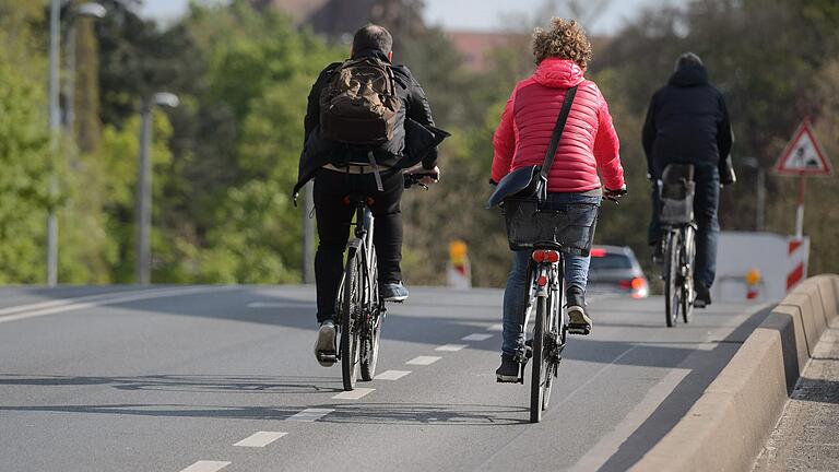 Radwege und Schutzstreifen sollen in Würzburg künftig farblich hervorgehoben werden. Radwege und Schutzstreifen sollen in Würzburg künftig farblich hervorgehoben werden.