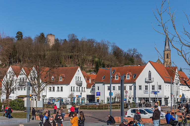 Innenstadt von Bad Soden mit der Burg Stolzenberg im Hintergrund.