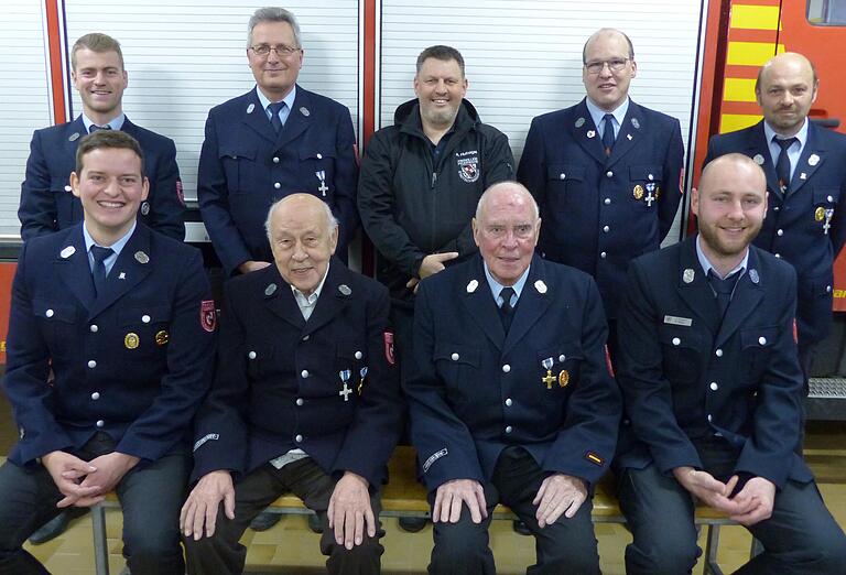 Helmut Dülch (vorne, Zweiter von links) ist seit 70 Jahren beim Feuerwehrverein Stadtschwarzach, Günther Link (vorne, Dritter von links) seit 60 Jahren. An Dreikönig wurden sie für ihre Treue zusammen mit weiteren Mitgliedern geehrt.