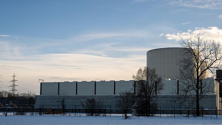 Atommüll-Zwischenlager Gundremmingen.jpeg       -  Auf dem Gelände des früheren Kernkraftwerks steht eine Halle, in der Atommüll gelagert ist.