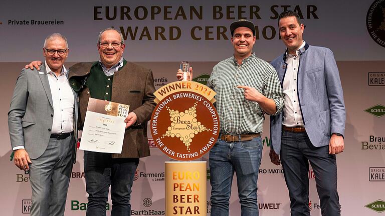 Die Brauerei Ulrich Martin aus Hausen bei Schonungen wurde bei einem internationalen Bier-Preis mit Bronze ausgezeichnet. Im Bild (von links): Georg Rittmayer, Präsident des Verbandes privater Brauereien Bayern), Braumeister Ulrich Martin, Braumeister Martin Kömm, Martin Schimpf, Präsident des Verbandes privater Brauereien Deutschland.