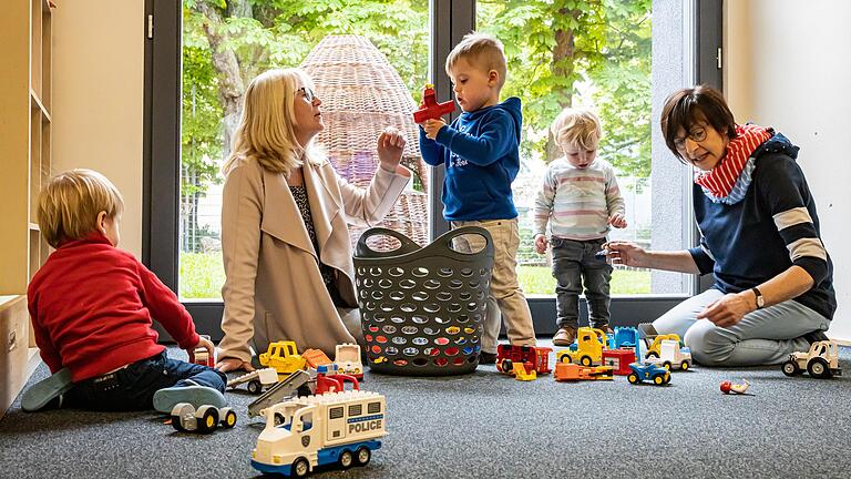Große, helle Räume und ein schön gestalteter Außenbereich laden auch die Kleinsten zum Spielen und Wohlfühlen ein: Einrichtungsleiterin Petra Lachnit (links) und Kindergartenleiterin Monika Barcatta.