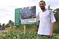 Will helfen, den Regenwald zu retten: Landwirt Andreas Gerner weist mit diesem Schild in Birnfeld auf sein Soja-Patenschaftsprojekt hin.