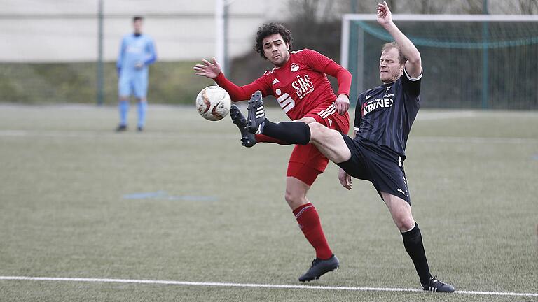 Rettete dem FC Sand mit einer gelungenen Aktion am Mittwoch gegen Hof einen Punkt: Johannes Bechmann (rechts). Rettete dem FC Sand mit einer gelungenen Aktion am Mittwoch gegen Hof einen Punkt: Johannes Bechmann (rechts).