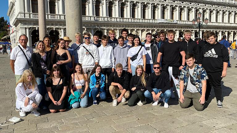 Das Foto zeigt die Klasse 10Ra des FLSH Schloss Gaibach auf dem Markusplatz in Venedig zusammen mit ihrem Klassenleiter Jürgen Baumgartl.