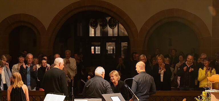 Stehender Applaus und Dank an das Ensemble. Barbara Gemeinhardt freut sich über die rundum gelungene siebte Auflage der Musiktage Ebern in der Laurentiuskirche.